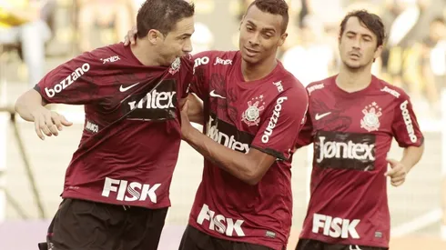 Corinthians agita torcida com foto de camisa antiga