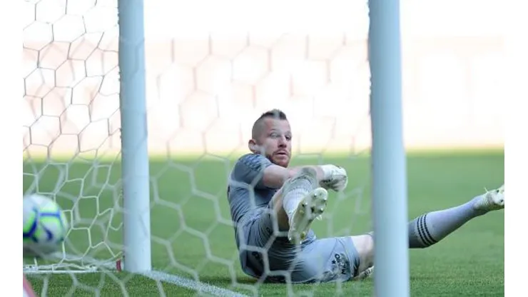 Contrato de até 3 anos seduz goleiro e Grêmio deve acelerar saída de Paulo Victor