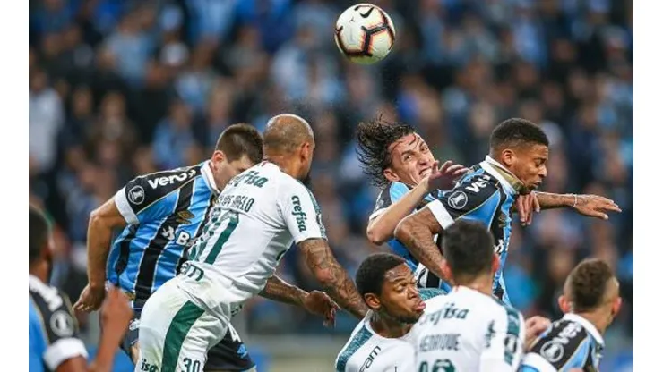 Após goleada sofrida na Libertadores, Grêmio arruma defesa e toma apenas gols de bola parada