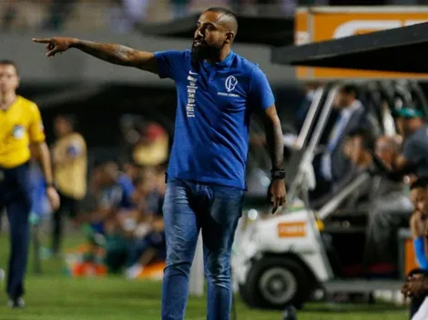 Coelho não pretende abrir mão de dupla de zaga contestada