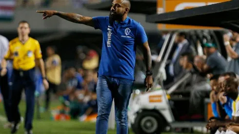 Coelho não pretende abrir mão de dupla de zaga contestada