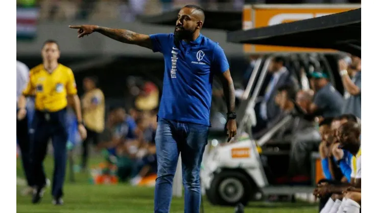 Coelho não pretende abrir mão de dupla de zaga contestada