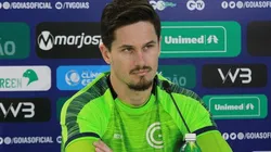 Goiás vence concorrência de "grandes" e deve renovar com goleiro Tadeu por mais quatro anos