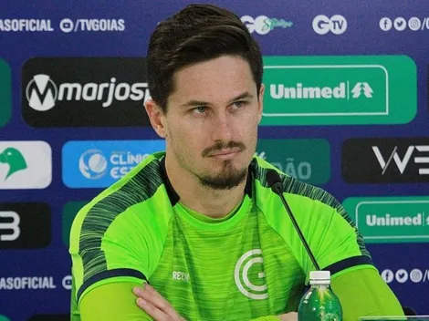 Goiás vence concorrência de "grandes" e deve renovar com goleiro Tadeu por mais quatro anos