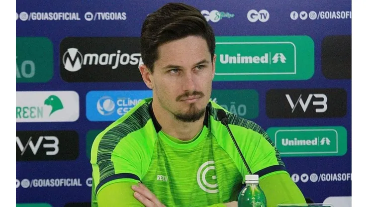 Goiás vence concorrência de "grandes" e deve renovar com goleiro Tadeu por mais quatro anos