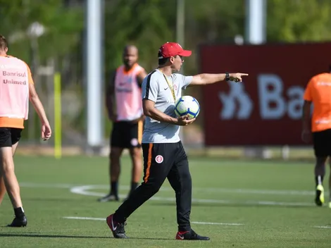 Sob o comando de Zé Ricardo, meio-campista se vê preterido como opção; treinador se manifesta