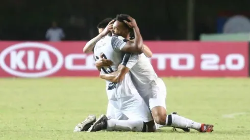 Adílson Batista testa opções e encontra 'dupla perfeita' para a zaga do Vozão