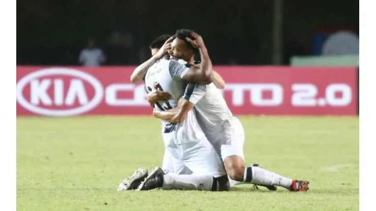 Adílson Batista testa opções e encontra 'dupla perfeita' para a zaga do Vozão