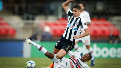 Vitor Bueno em ação pelo Santos contra seu atual time