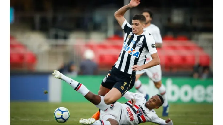 Vitor Bueno em ação pelo Santos contra seu atual time