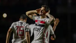 Apesar dos elogios do técnico, Pato sequer saiu do banco contra o Santos