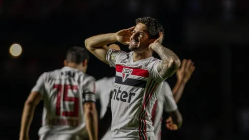 Apesar dos elogios do técnico, Pato sequer saiu do banco contra o Santos