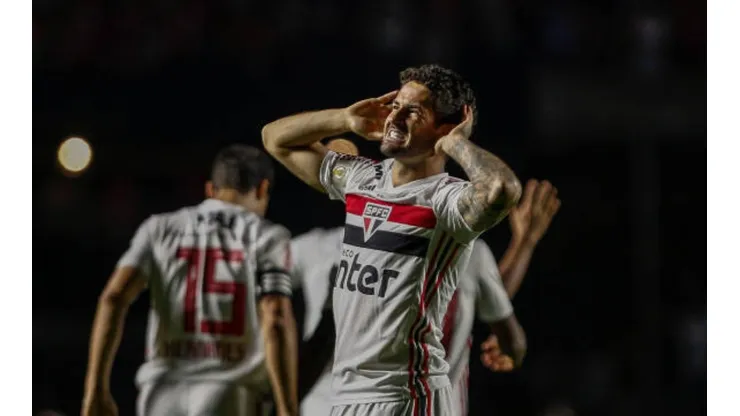 Apesar dos elogios do técnico, Pato sequer saiu do banco contra o Santos