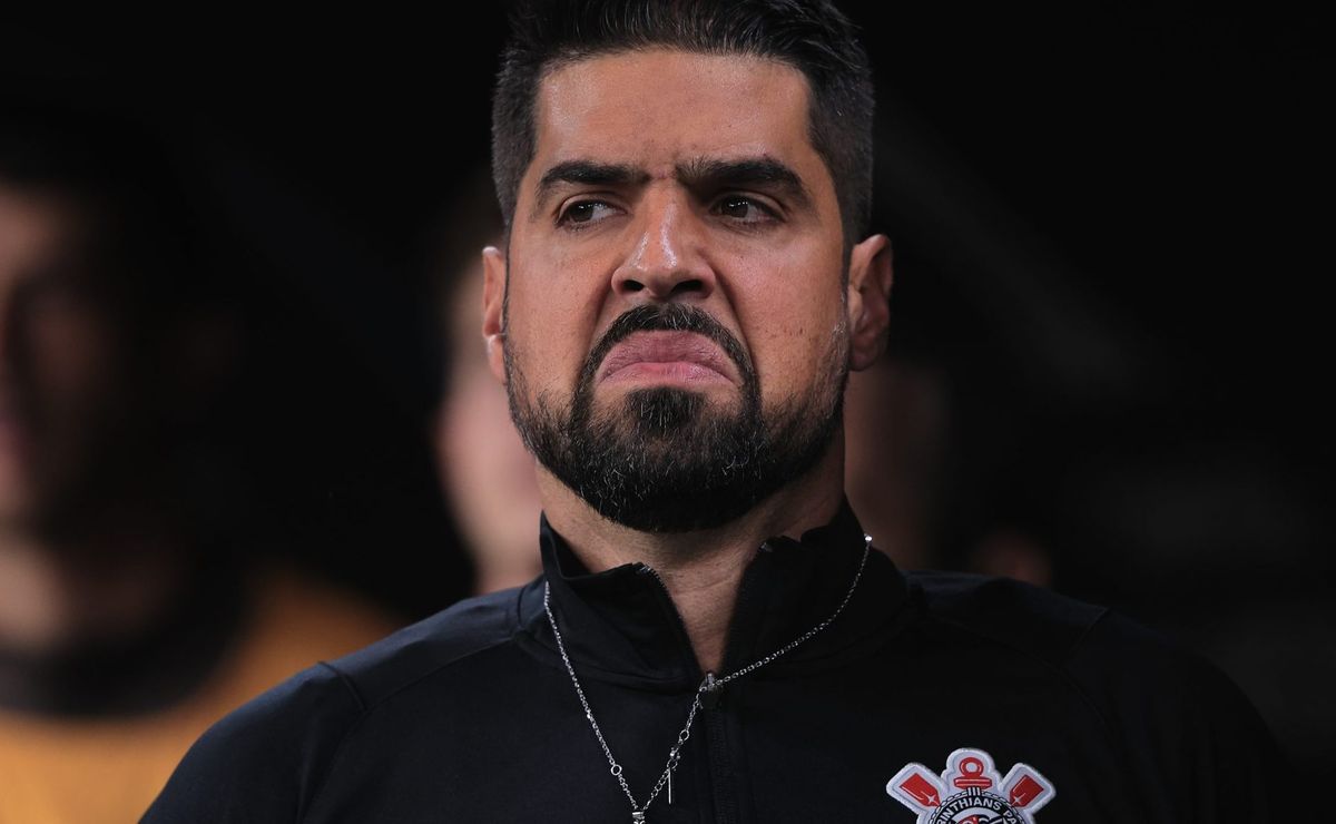 Corinthians e António Oliveira têm impasse sobre multa