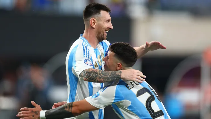 Lionel Messi recebe abraço de Enzo Fernández após fazer gol contra o Canadá. Foto: Sarah Stier/Getty Images.