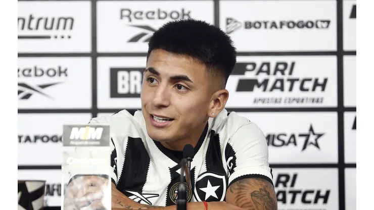 Thiago Almada foi apresentado a imprensa como novo reforço do Botafogo. Foto: Twitter/Botafogo
