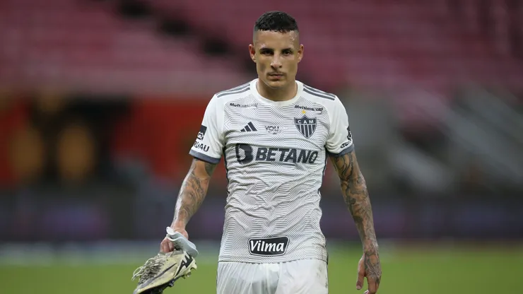 Lateral retorna e deve se juntar em breve no CT do Galo