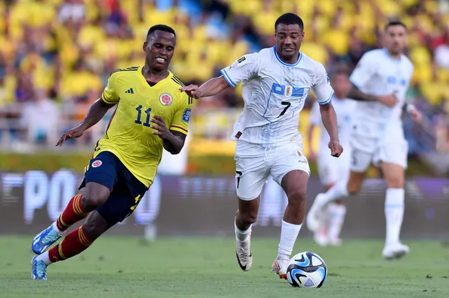 Arias e De La Cruz em Colômbia x Uruguai. Foto: Gabriel Aponte/Getty Images