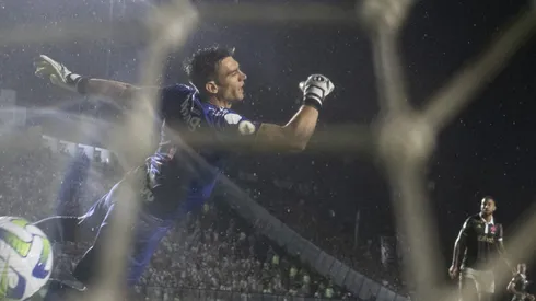 Léo Jardim sofre gol em partida do Vasco contra o Corinthians. Foto: Jorge Rodrigues/AGIF