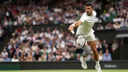 Djokovic em duelo com Rune nas oitavas de Wimbledon 2024 (Foto: Julian Finney/Getty Images)