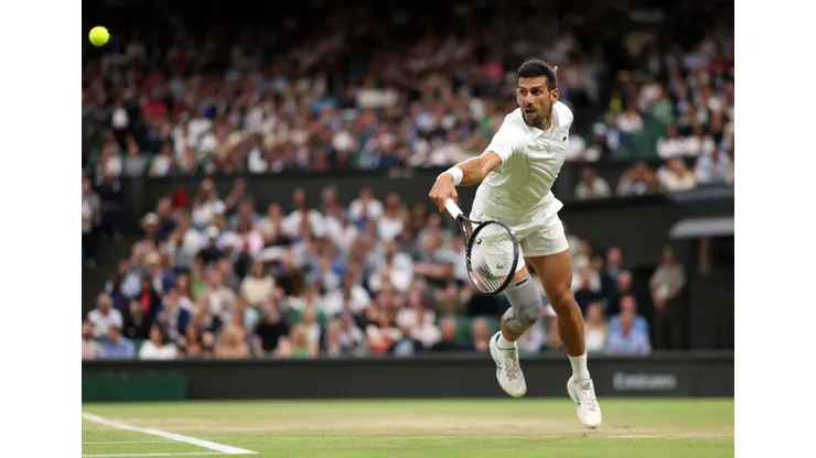 Djokovic em duelo com Rune nas oitavas de Wimbledon 2024 (Foto: Julian Finney/Getty Images)