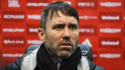 Eduardo Coudet, tÉcnico do Internacional, em entrevista coletiva após a partida contra o Atlético-MG no estádio Heriberto Hulse pelo Brasileirão Série A 2024. Foto: Leonardo Hubbe/AGIF
