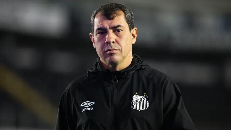 Fabio Carille tecnico do Santos antes da partida contra o Chapecoense no estadio Vila Belmiro pelo campeonato Brasileiro B 2024. Foto: Reinaldo Campos/AGIF