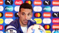 Lionel Scaloni em coletiva de imprensa nesta segunda-feira (Foto: Sarah Stier/Getty Images)