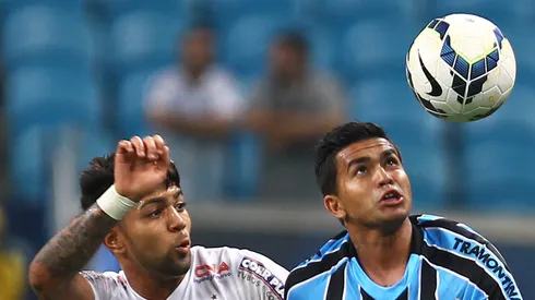 Gabigol e Dudu se enfrentando, em 2014, pelo Campeonato Brasileiro, em jogo entre Santos x Grêmio. Foto: Lucas Uebel/Getty Images.