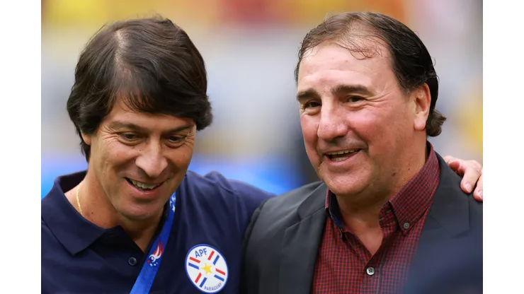 Daniel Garnero (à esquerda) foi demitido do comando do Paraguai após a Copa América