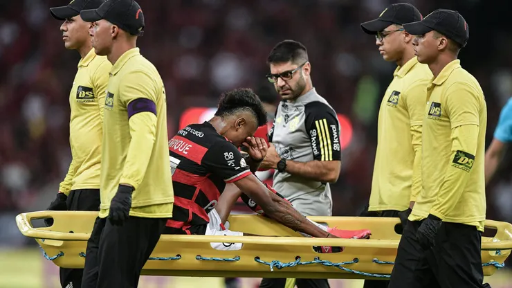 Bruno Henrique sai de maca em jogo do Flamengo contra o Cuiabá, no Maracanã. Foto: Thiago Ribeiro/AGIF