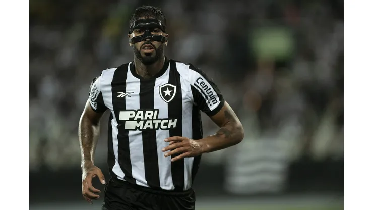 Alexander Barboza é titular da defesa do Fogão comandado por Artur Jorge