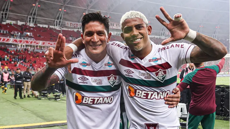 John Kennedy (à direita) tem interesse do Toluca, do México, para o restante do ano