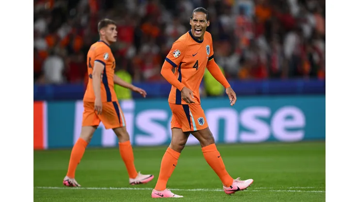 Holanda e Inglaterra lutam por vaga na final.