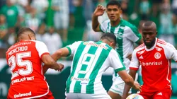 Enner Valência divide bola com Gilberto em partida entre Juventude e Internacional. Foto: Luiz Erbes/AGIF