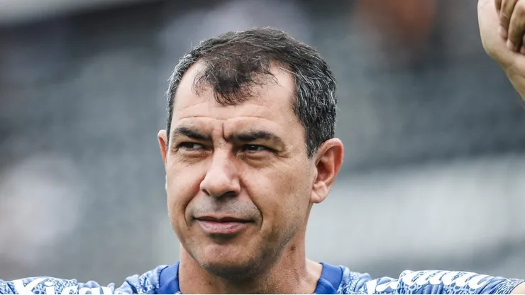 Fábio Carille antes de jogo da Série B. Treinador deve permanecer na Vila Belmiro.