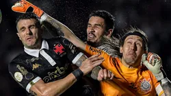 Vegetti divide bola com Cássio em partida entre Vasco e Corinthians. Foto: Thiago Ribeiro/AGIF