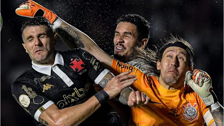 Vegetti divide bola com Cássio em partida entre Vasco e Corinthians. Foto: Thiago Ribeiro/AGIF