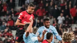 Eick sobe mais que a marcação em partida diante do Bahia. Foto: Robson Mafra/AGIF