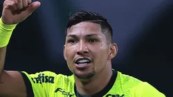Rony comemora gol pelo Verdão. Atacante interessou ao Flamengo.