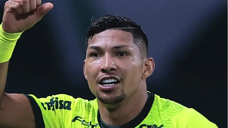 Rony comemora gol pelo Verdão. Atacante interessou ao Flamengo.