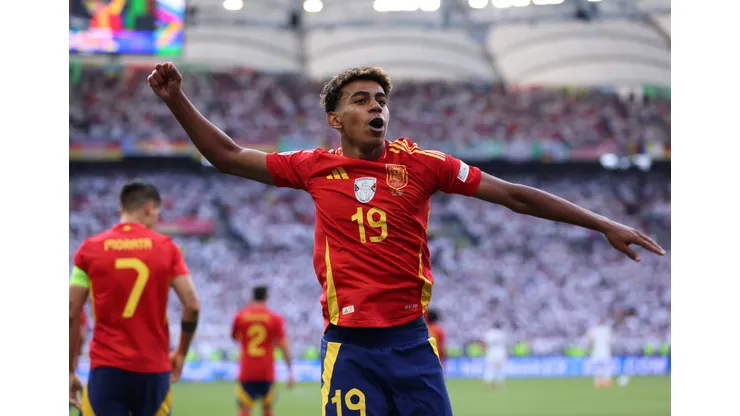 Espanha e França duelam pela semifinal da Eurocopa.