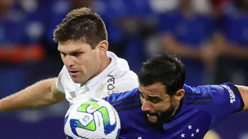 Kanneman e Henrique Dourado dividem a bola em partida entre Grêmio e Cruzeiro. Foto: Gilson Junio/AGIF
