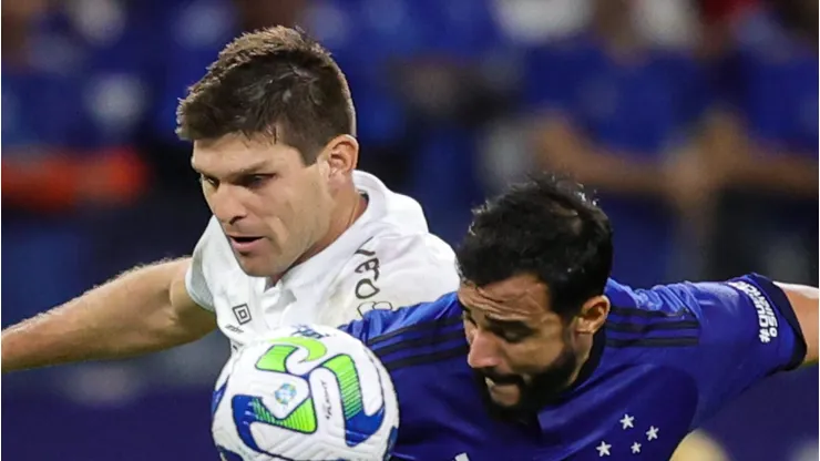 Kanneman e Henrique Dourado dividem a bola em partida entre Grêmio e Cruzeiro. Foto: Gilson Junio/AGIF