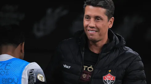 SP - SAO PAULO - 04/07/2024 - BRASILEIRO A 2024, CORINTHIANS X VITORIA - Thiago Carpini tecnico do Vitoria durante partida contra o Corinthians no estadio Arena Corinthians pelo campeonato Brasileiro A 2024. Foto: Ettore Chiereguini/AGIF