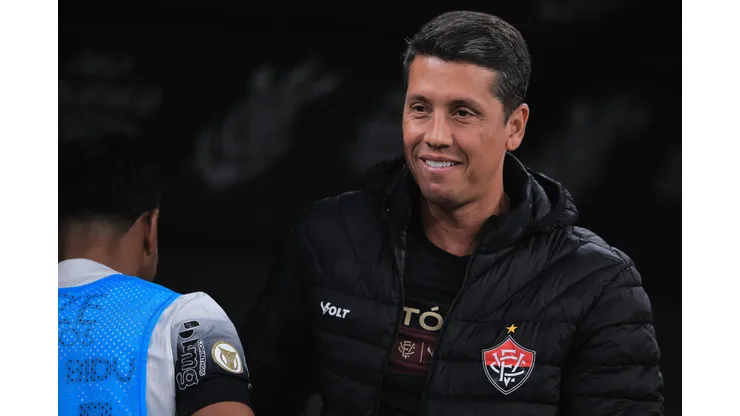 SP - SAO PAULO - 04/07/2024 - BRASILEIRO A 2024, CORINTHIANS X VITORIA - Thiago Carpini tecnico do Vitoria durante partida contra o Corinthians no estadio Arena Corinthians pelo campeonato Brasileiro A 2024. Foto: Ettore Chiereguini/AGIF