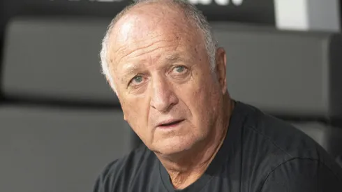 Felipão, ex-técnico do Atlético-MG, durante partida contra o Fluminense no estádio Arena MRV pelo Brasileirão Série A 2023. Foto: Alessandra Torres/AGIF