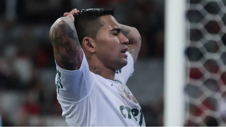 Dudu, do Palmeiras, lamenta chance perdida durante partida contra o Athletico-PR no estádio Arena da Baixada pelo Brasileirão Série A 2019. Foto: João Vitor Rezende Borba/AGIF