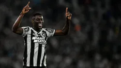 Luiz Henrique comemorando o primeiro gol da vitória do Botafogo contra o Atlético-MG