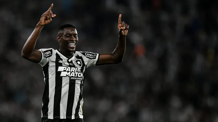 Luiz Henrique comemorando o primeiro gol da vitória do Botafogo contra o Atlético-MG